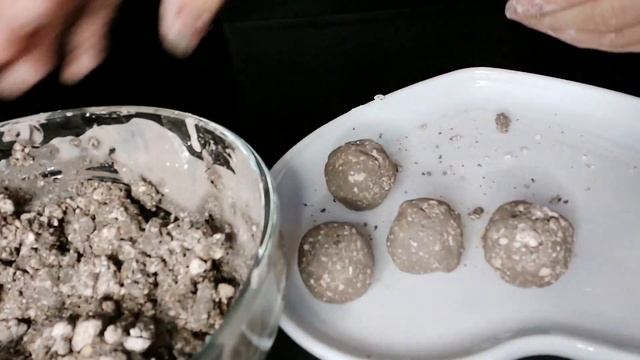 АСМР ~ Замачивание глины и мела Шарики. ASMR ~ Soak clay and chalk Balls. смотреть онлайн