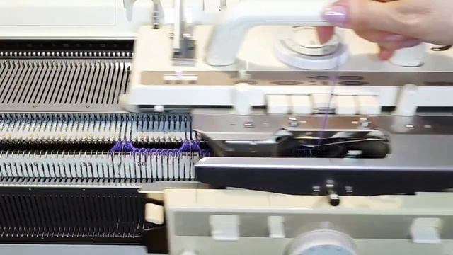 Двухфонтурный прессовый узор на любой вязальной машине. смотреть онлайн