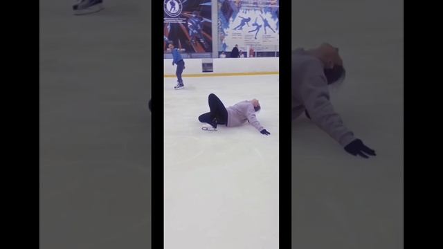 Слайд на льду 💙#фигурноекатание смотреть онлайн