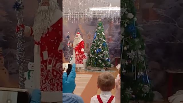 Зарина 28.12.21. Момент с Дедом Морозом и снеговиком. смотреть онлайн