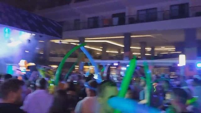 #RIUParty RIU Buenavista, Tenerife, 2023. Neon and White Nights. Footage from our phones. Unedited. смотреть онлайн