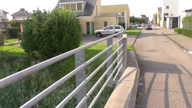 Маленький мостик и дома на воде. Неймеген, Нидерланды. (Netherlands) смотреть онлайн