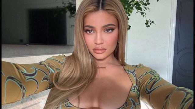 Shocking.... Kylie Jenner in tears 😭 as Selena Gomez called her makeup Brand смотреть онлайн
