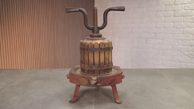 Реставрация старинного виноградного пресса смотреть онлайн