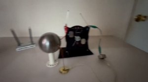 Электрофорная машина и конденсатор.