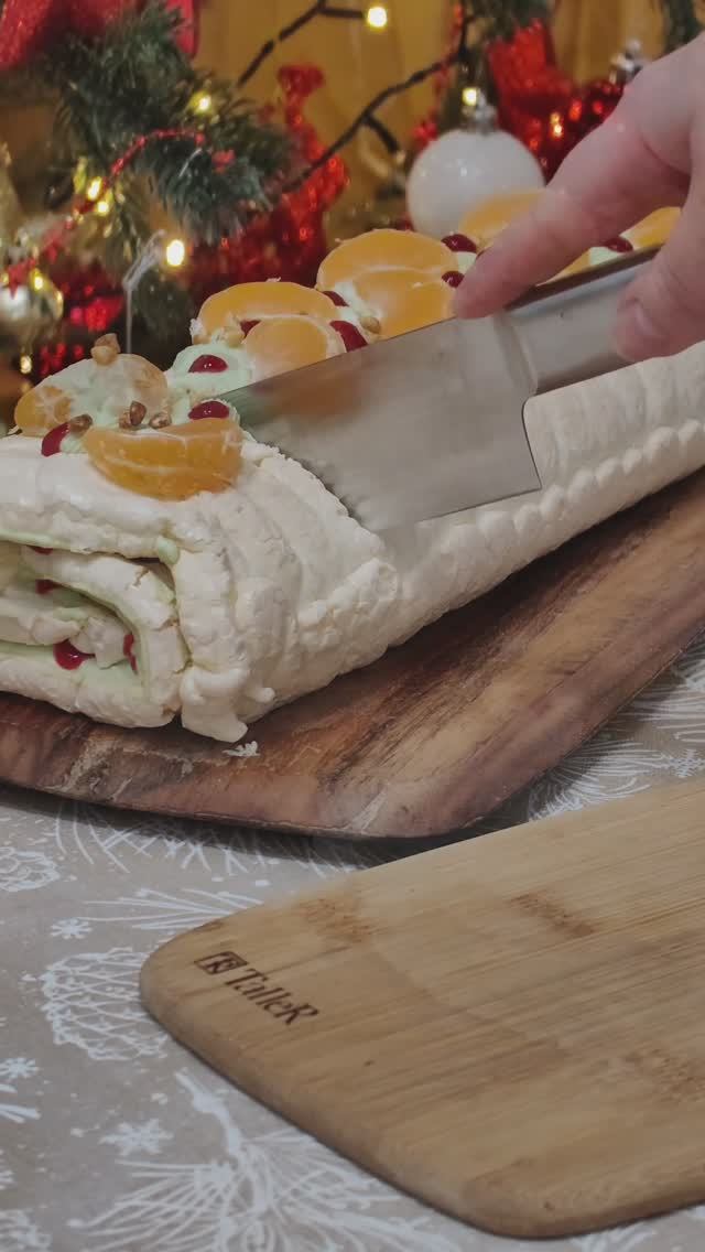 Самый вкусный рецепт новогоднего десерта – меренговый рулет. Влюбляет с первого кусочка смотреть онлайн