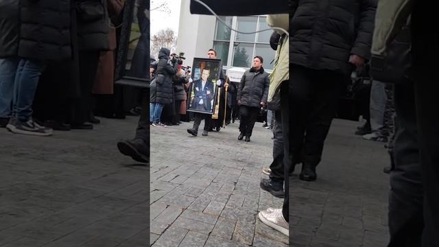В Москве простились с Владимиром Лёвкиным (солистом группы На-На) смотреть онлайн