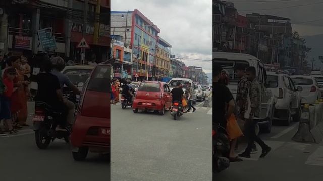 Traffic lights are not obeyed when crossing the road at the zebra crossing in Nepal смотреть онлайн