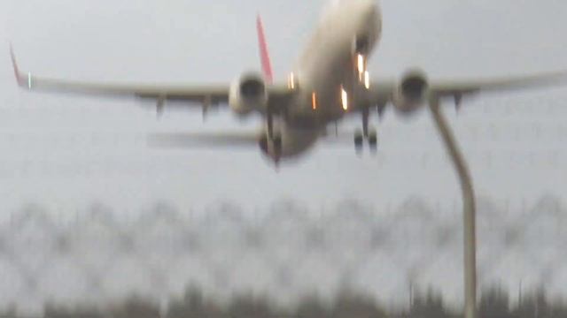 Qantas QF754 B737-838 VH-VXT Takeoff from Adelaide Airport смотреть онлайн