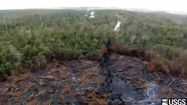 June 27th lava flow enters crack on Kilauea's East Rift Zone смотреть онлайн