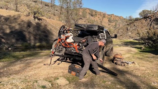 Loading a BIG Adventure Bike onto Lifted Truck | Hitch Carrier Transport KTM 1290 SAR смотреть онлайн