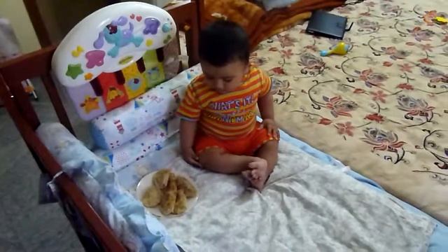 Vansh: First Holi (Gujiya eating) смотреть онлайн