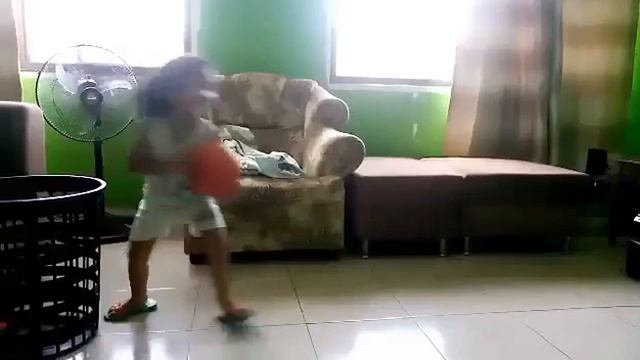 My granson Bebe Aeon's basketball practice using pvc clothes hamper / basket when he was 3 yrs. old смотреть онлайн