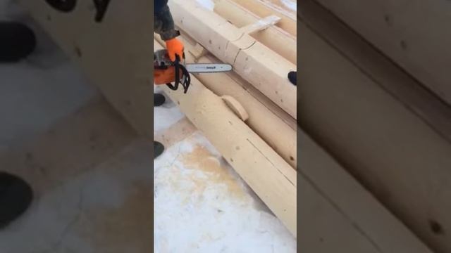 Запиливаем чашку бревна вручную.