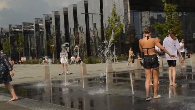Girls, a fountain and funny runners and sprinklers! / Девушки, фонтан и веселые бегалки и брызгалки смотреть онлайн