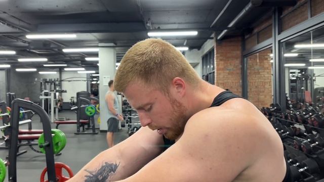 Тренировка Грудь Дельты. Как качать грудные и плечи в зале смотреть онлайн