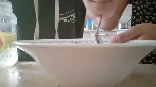 Делаем житкость из крахмала и воды. смотреть онлайн