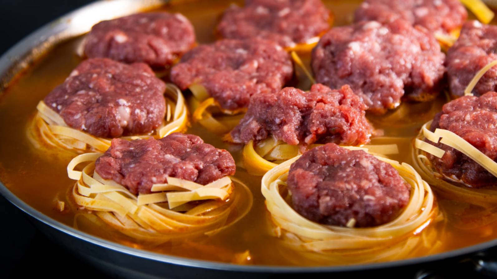 Гнезда тальятелле с мясным фаршем - простое и очень вкусное блюдо в одной сковороде. смотреть онлайн