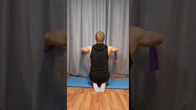 Как накачать плечи дома с резинкой? #shorts #sport смотреть онлайн