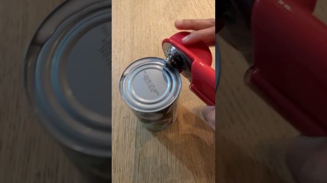 How to open a can or tin? (using Joie can opener) смотреть онлайн