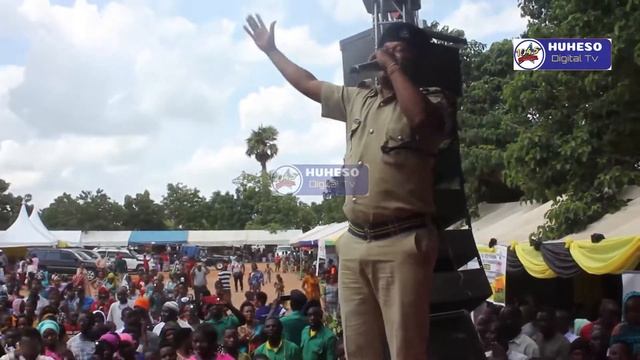 ASKARI WA JESHI LA POLISI NYUMBU MJAJA AONDOKA NA KIJIJI KWENYE MAAHIMISHO SIKU YA WANAWAKE DUNIAN смотреть онлайн