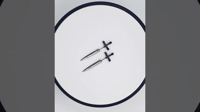 Серебристые серьги кинжалы с камнями на рукоятке от STARFALL смотреть онлайн
