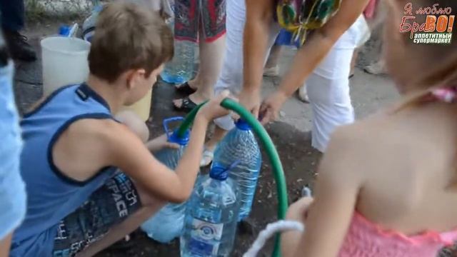 "Браво" помогает водой жителям Славянска (Химик, 29.07.2014) смотреть онлайн