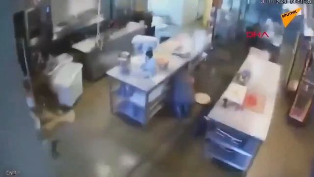 Землетрясение в Турции вид изнутри помещения 6.02.23 смотреть онлайн