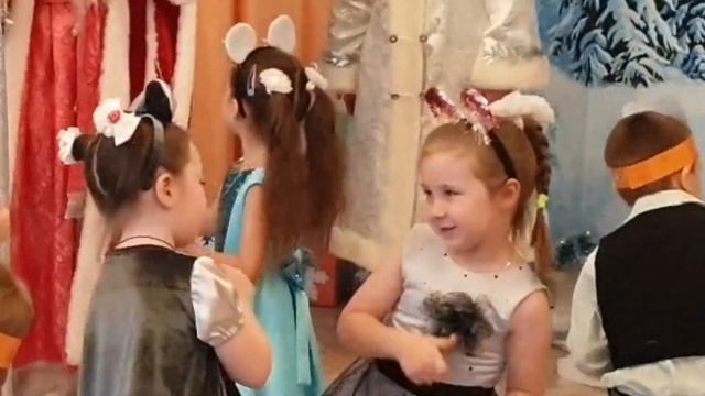 Легкий танец для старшей группы детского сада | Танец для утренника | Заводной танец для детей смотреть онлайн