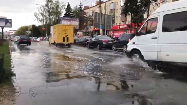 В кранах жителей Черновцов воды нет,но она есть на дорогах смотреть онлайн