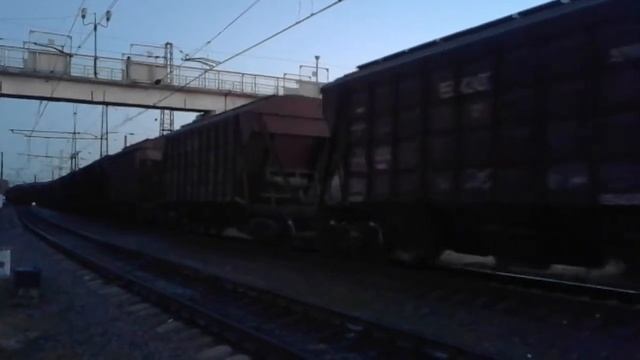 Электровоз ДЭ1-028 УКРАИНА с грузовым хопперы смотреть онлайн