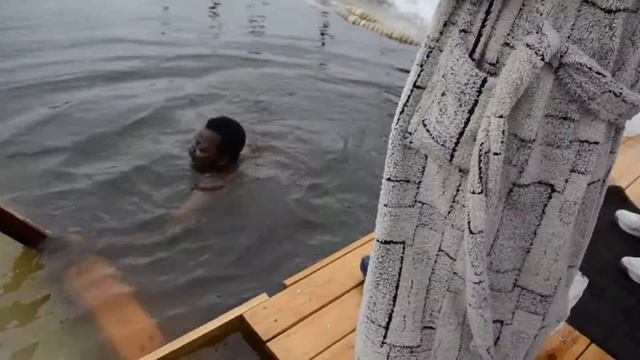 Guy from Sierra Leone is swimming with snow смотреть онлайн