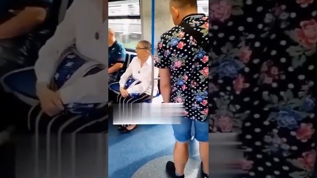 «Вы не мужчина, в московском метро женщина сделала замечание мужчине в шортах. смотреть онлайн