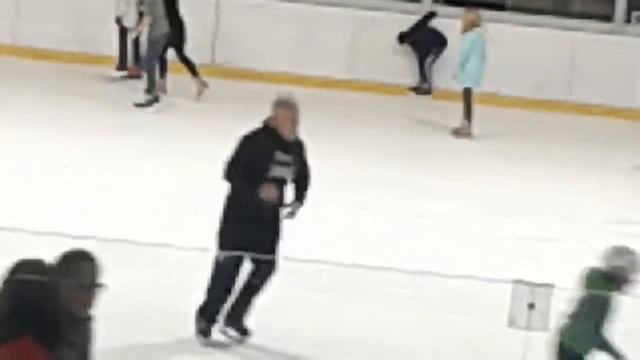 Мужик мочит коры на льду смотреть онлайн