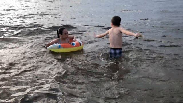 Делаем трюки в воде и прыгаем сквозь круг. смотреть онлайн