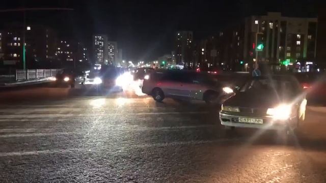 В Казахстане жители Астаны перекрыли дорогу живой цепью из-за наезда на ребёнка смотреть онлайн