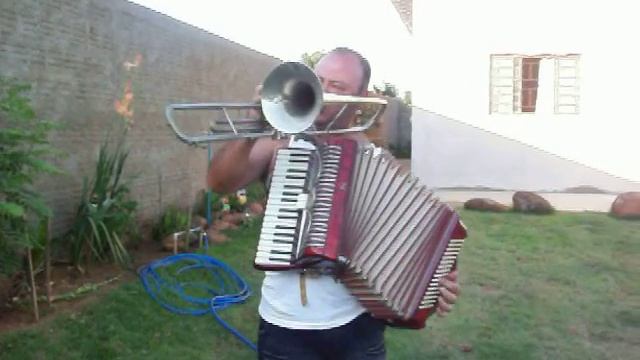 O ARTISTA DA FAMILIA TOCANDO DOIS INSTUMENTOS AO MESMO TEMPO смотреть онлайн