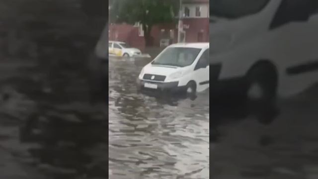 Калининград — город накрыли сильнейшие проливные дожди, ливнёвки не справляются смотреть онлайн