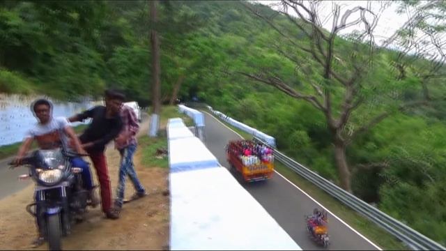 Many Cars, Omni Van, Bike and Tempo are Travel on Kollimalai 31st Hairpin Bend Road in Namakkal. смотреть онлайн