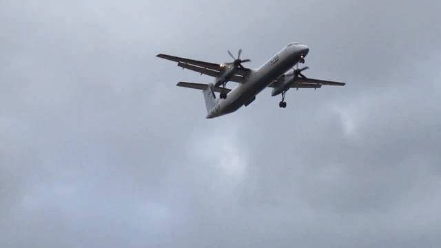 ✅UK STORM SURGE Flybe Dash 8 Airplane Bad Crosswind Plane Landing And Skid On Runway смотреть онлайн