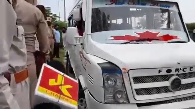 Bike चालक ने मारा Stunt, पलटी Tempo смотреть онлайн