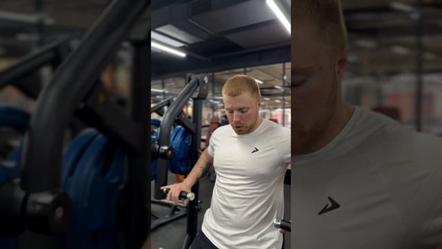 Как ПОЧУВСТВОВАТЬ грудь? Жим в тренажере #грудныемышцы смотреть онлайн