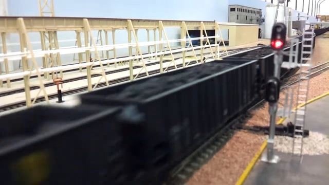 AMRE Train Show 2013 - HO Scale - Delaware & Hundson Coal Train Passes By An Operating Signal смотреть онлайн