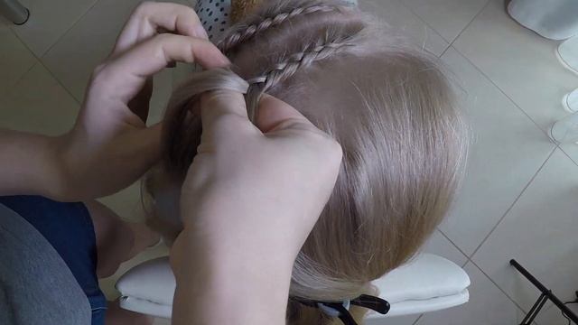 Изогнутые косички на распущенных волосах смотреть онлайн