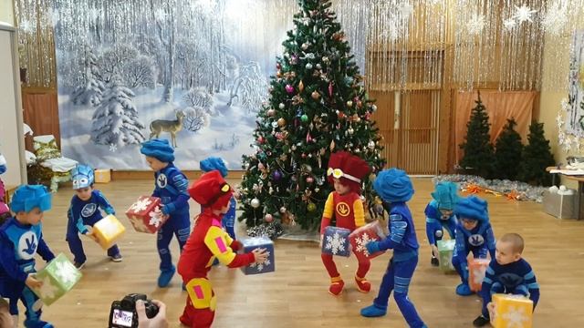 Танец фиксиков с кубиками лего | Фиксики нолик и файер на утреннике | Песня тыдыщ смотреть онлайн