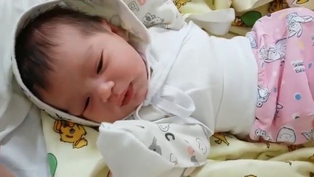 В роддоме, крошка Азиза смотреть онлайн