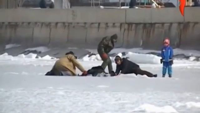 Женщина провалилась под лед смотреть онлайн
