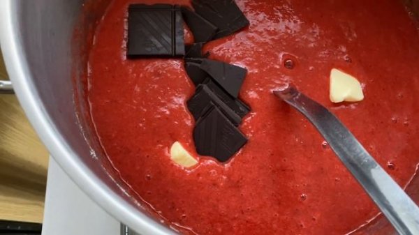 Клубничный джем с шоколадом.
