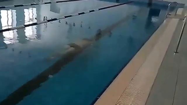Проплываю бассейн 25м под водой смотреть онлайн