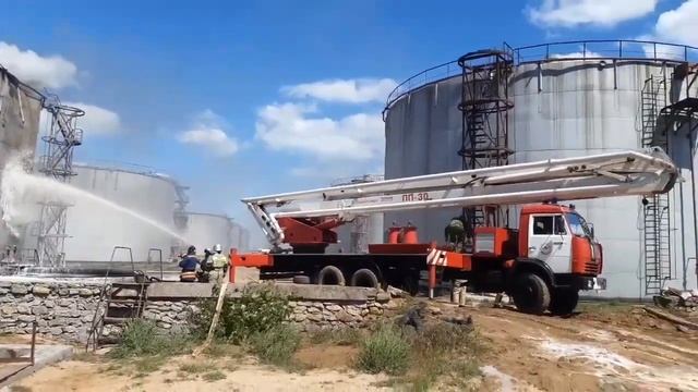 В Дагестане горит резервуар с мазутом на 5 тыс тонн смотреть онлайн